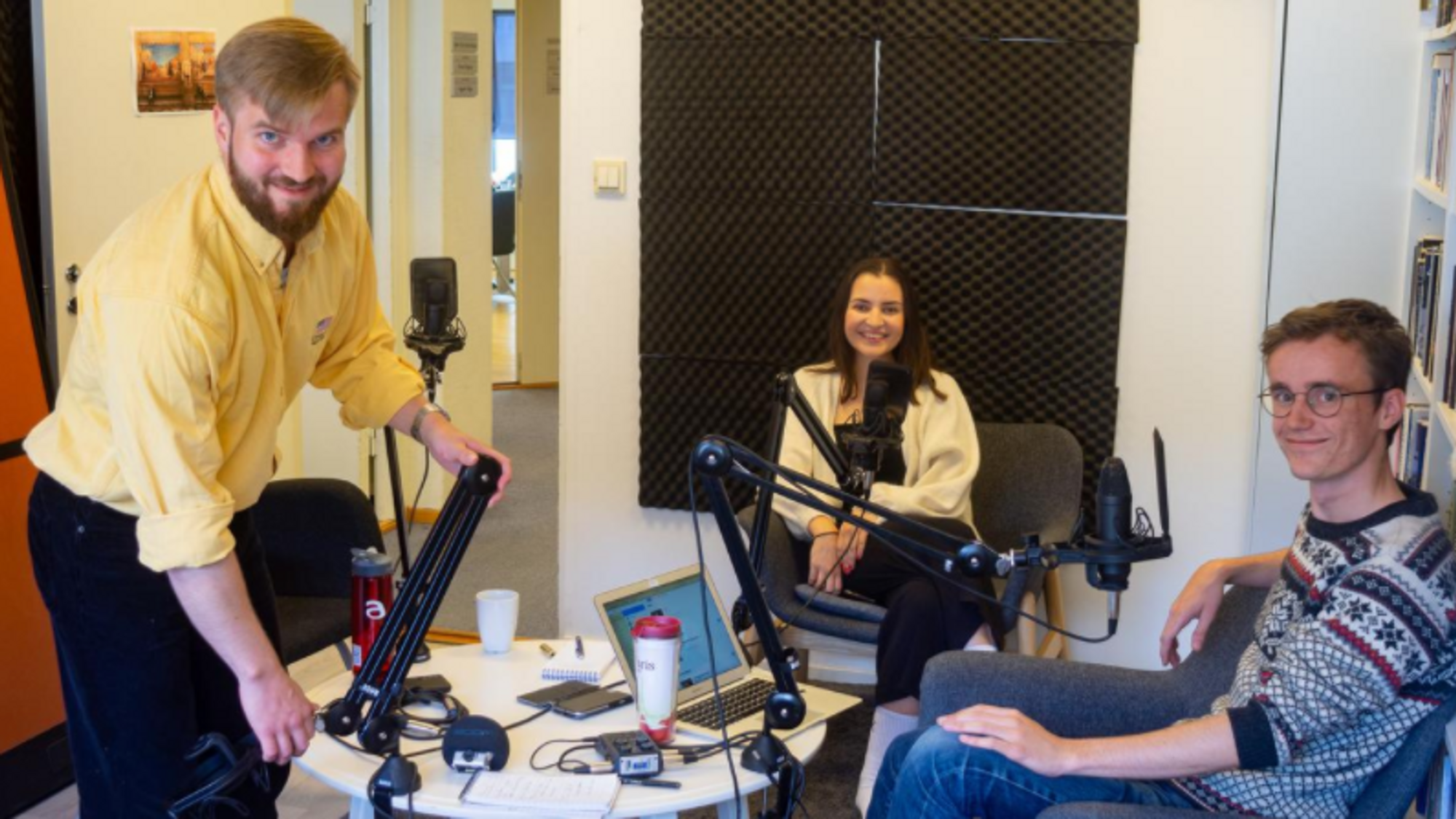Christian Hallvard Dahl Nielsen, Vera Djapic Oosterkamp og Anders Eidesvik lager podkast.