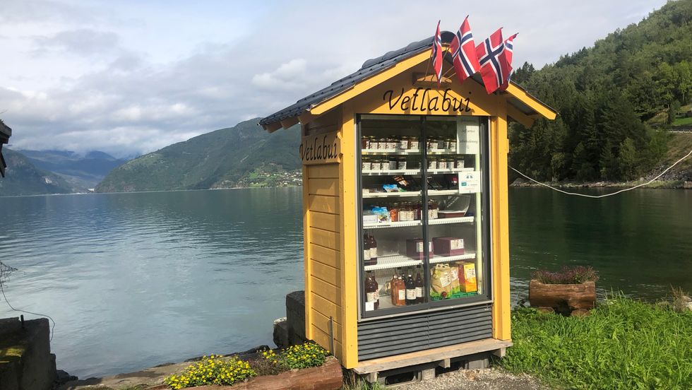 VETLABUI: Her kan folk kjøpa saft, syltetøy, og diverse økoligske varer.