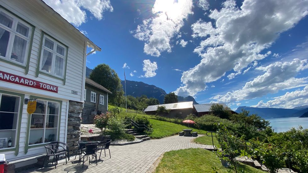 LERUM SAFTEVENTYR: Nils og Kari sin landhandel og fyrste Lerum-fabrikk står vakkert til på Sørheim, med fantastisk utsyn over Lustrafjorden og Molden.