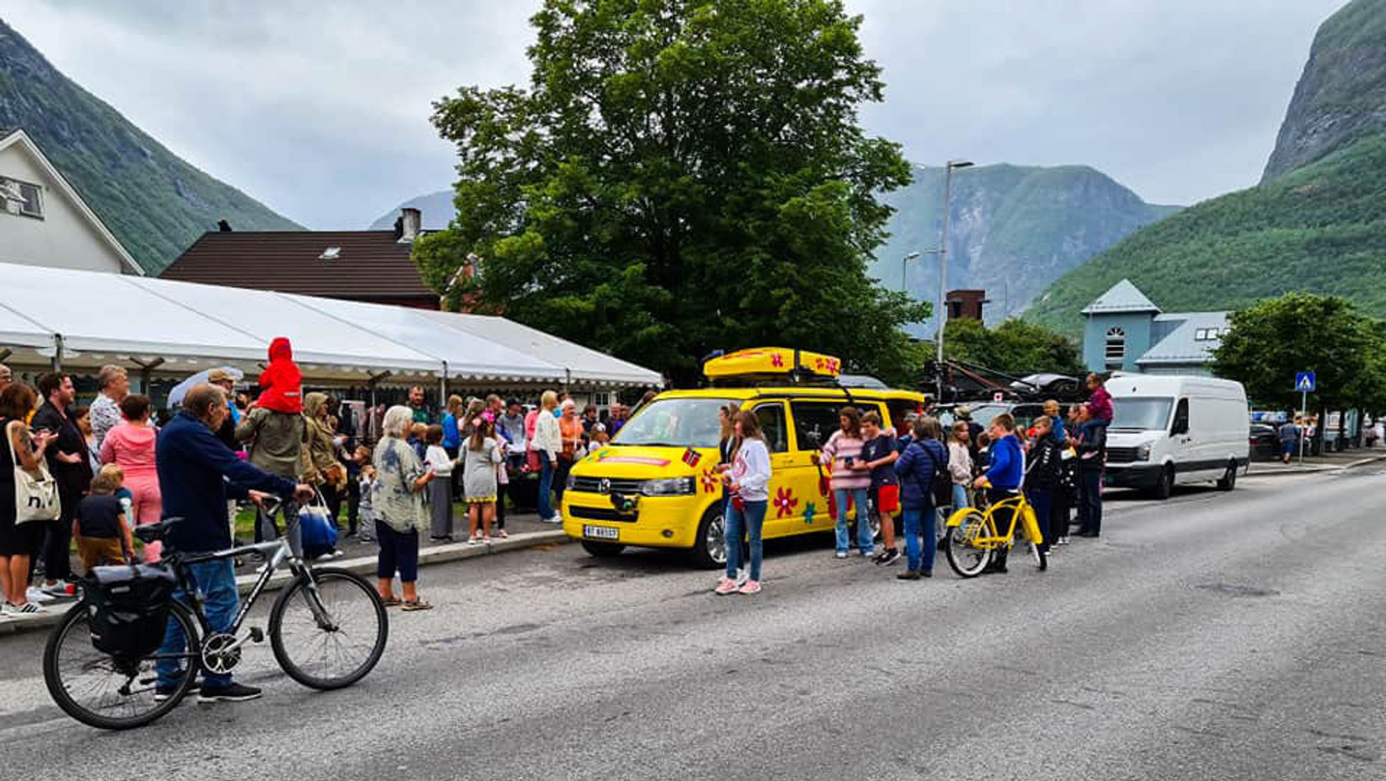 SOMMARBILEN: Folk flokka seg rundt sommarbilen i Årdal.