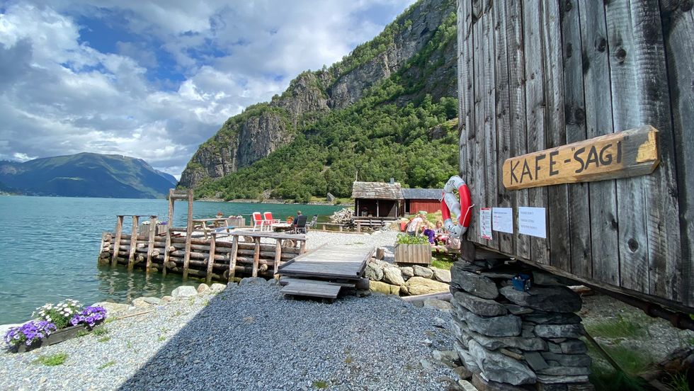 FEIGESAGI KAFÉ: Under Feigefossen, nede ved Lustrafjorden finn du denne sjarmerande kaféen.