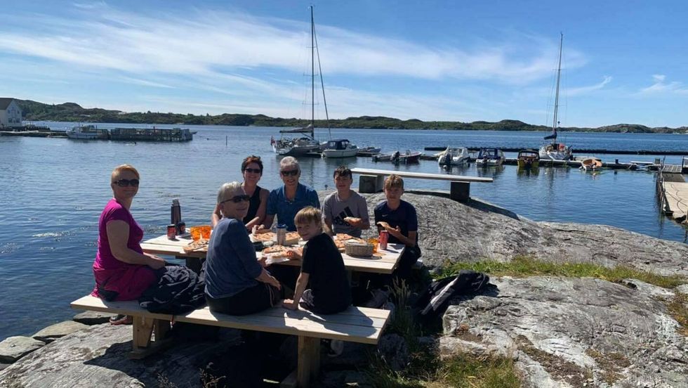 POPULÆRT: Pizzabakaren fortel at folk kjem frå både Gulen og Masfjorden kommune for å ete pizza. I tillegg er det mange hyttefolk og turistar innom.