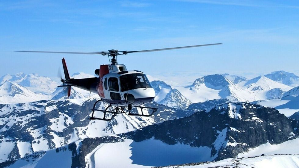 FLYG HØGT: Helitrans satsar vidare, sjølv om fjoråret vart prega av ei tragisk ulukke.
