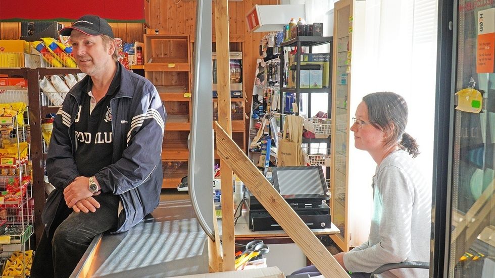 GODE TAL: Joar Oppedal og Ann Iren Østerbø i leiargruppa til butikken fortel at dei har hatt vekst i omsetninga kvart år sidan 2015.
