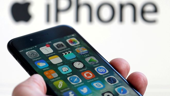 Apple iPhone 7 med logoer i bakgrunnen.