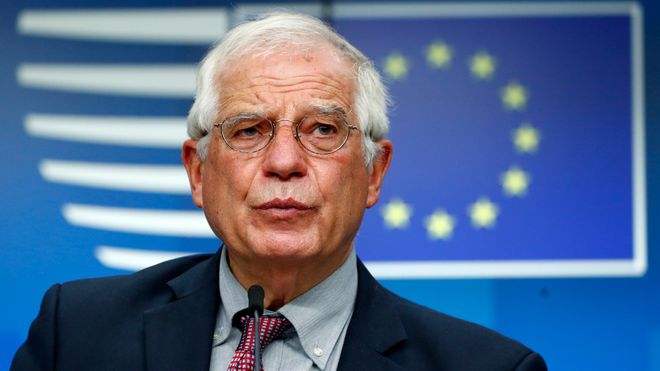 Josep Borrell med et EU-flagg i bakgrunnen.
