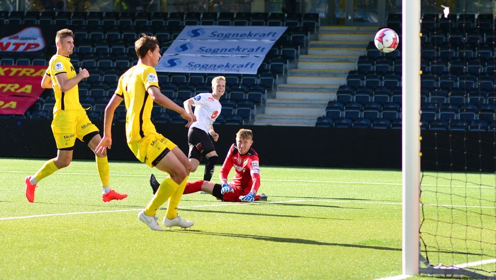 SJELDAN SKÅRING: Tomas Totland sikra sigeren eit kvarter ut i kampen. Sogndal hadde presset på seg etter tre strake tap.