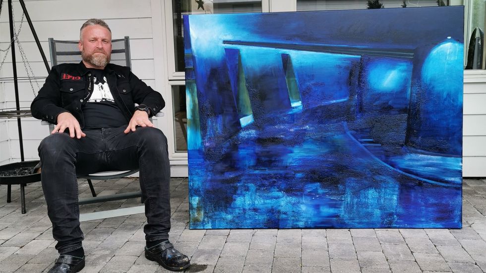 SPENT: Øyvind Osen har måla heile livet, og gler seg til å verte stilt ut i Bergen. Her ser me han med det største biletet han har laga, Sinsen II.