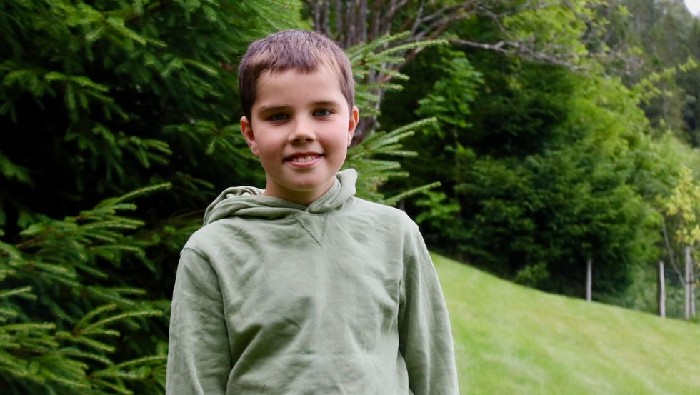 KREATIV: Korona-nedstenginga vart den perfekte tida for Andreas Dale (10) til å setje ønsket om å lage ei avis ut i livet.