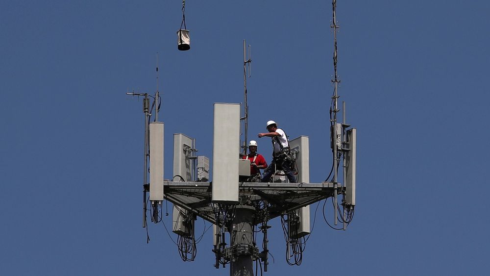 Accenture har intervjuet flere tusen næringslivsledere om 5G, og konkluderer blant annet med at mange mangler kunnskap og holder igjen på investeringene. Illustrasjonsbilde av installasjon av 5G-utstyr på et T-Mobile-tårn i Seabrook, Texas, tatt i mai 2020.