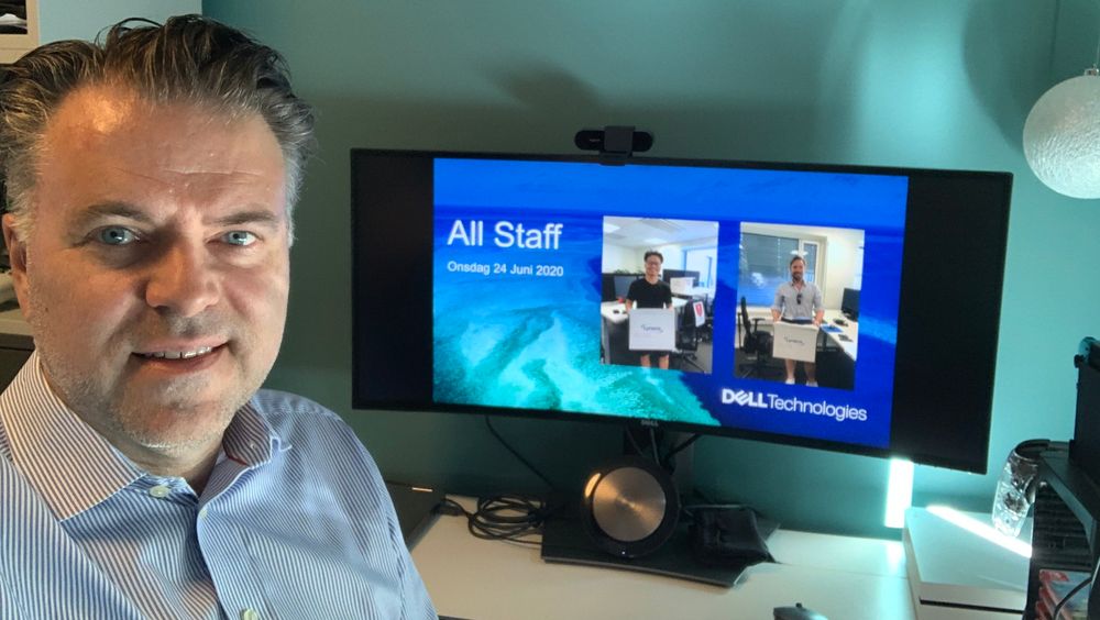 Geir Rostadmo-Strømme er norgessjef i Dell Technologies. Her fra hjemmekontoret, som også er rommet til sønnen August på 10 år. Geir forteller at det er en køyeseng i metall og mur i bakgrunnen når han er i videosamtaler, så flere har spurt om han sitter i fengsel.