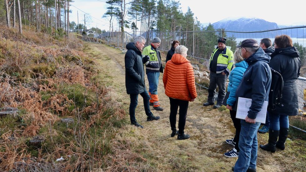 FLYTTING: Bjørkhaug Maskin AS ønskjer å flytte gamlevegen nokre meter nordover, til venstre i biletet. Her frå synfaringa til planutvalet på området i mars, der Steinar og Martin Bjørkhaug orienterte politikarane i Høyanger om industriområdet.