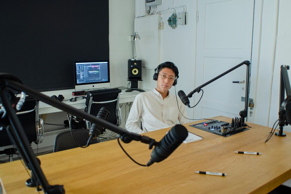 Danby Choi i Subjekts podkast-studio.