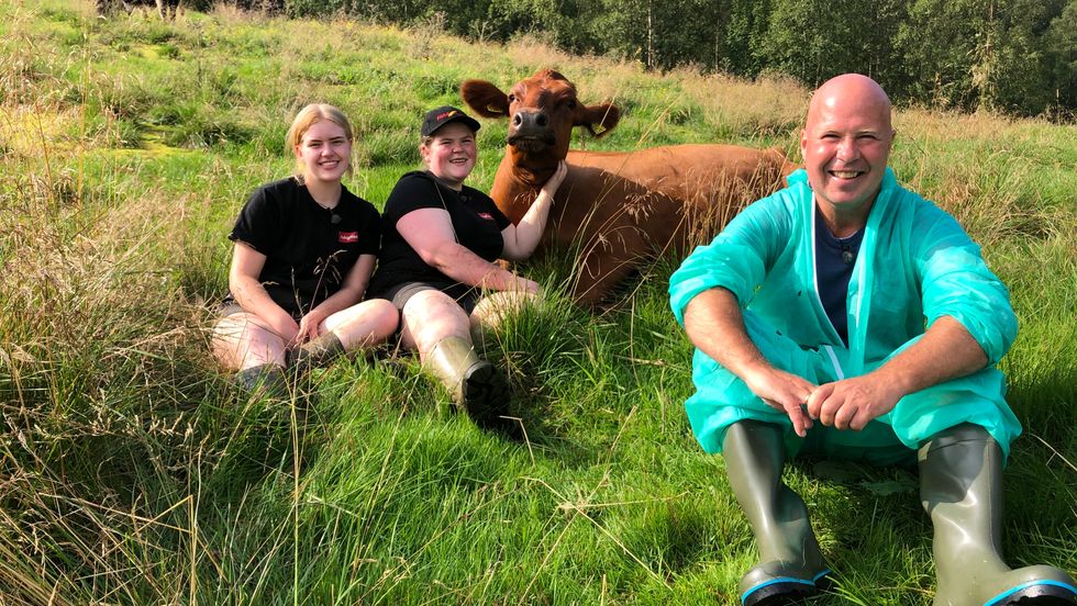 SOMMARJOBB: Lisa Meek Ljotebø (midten.) og Andrine Svartemyr (t.v.) stortrivst i sommarjobben som budeier på ein støl på Lavikdalen. Her er dei saman med Norge Rundt-programleiar Stian Sjursen Takle (t.h.).