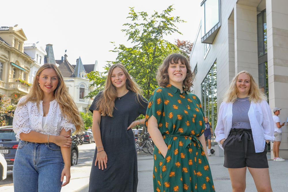 Henriette Frøysland Thorkildsen (fra venstre), Tora Carlsen Haaland, Ylva Schwenke og Kristina Haugen Moe utgjør denne høsten redaktørkvartetten i Studvest i Bergen.