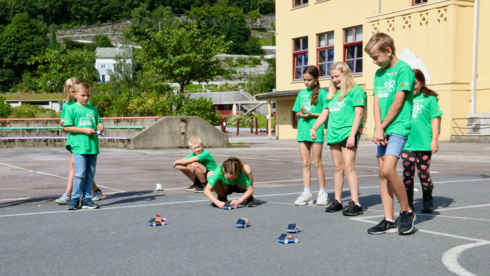 LØP: Borna som deltok på sommarlaben til Forskerfabrikken var engasjerte under billøpet der dei kåra den raskaste solcelle-bilen.