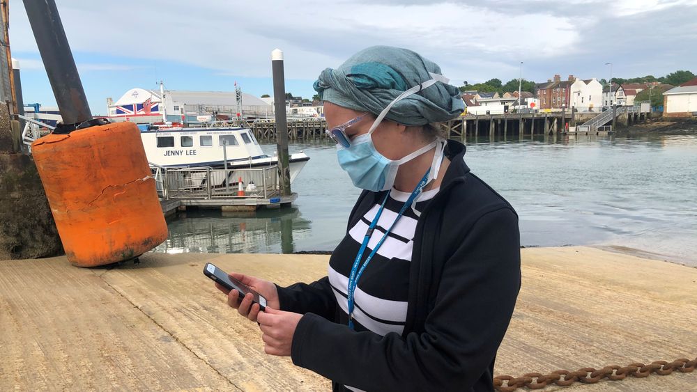 Britenes opprinnelige smittesporingsapp ble også prøvd ut på Isle of Wight, Englands største øy. National Health Service-ansatt Anni Adams viste frem appen til nyhetsbyrået Reuters i mai. REUTERS/Isla Binnie/File Photo