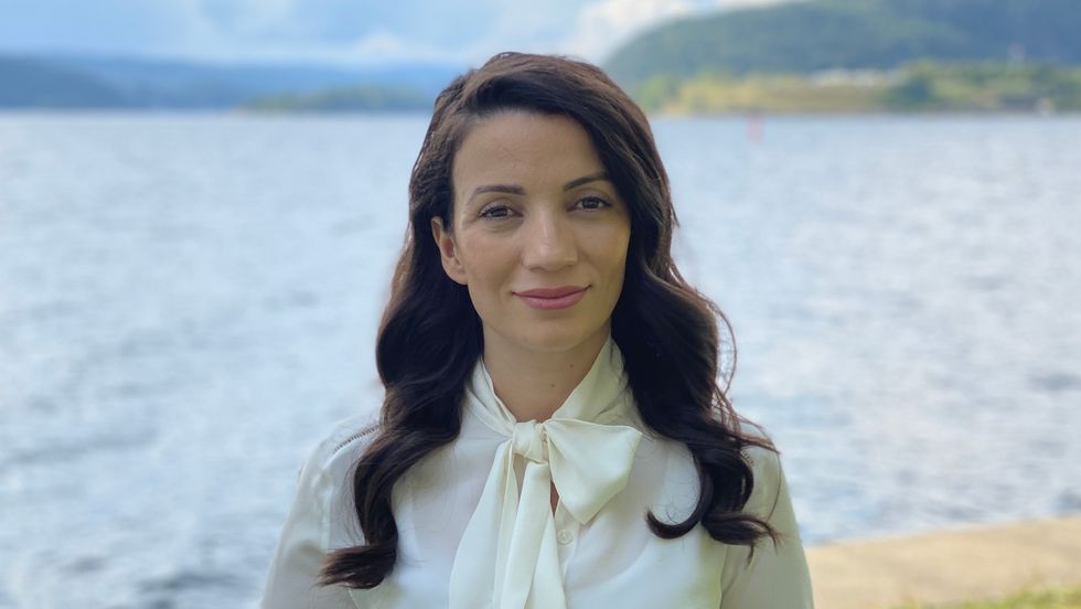 SPENT: Saegheh Rezawi gler seg til å byrje som lege i Gulen og å ta fatt på bygdelivet igjen.