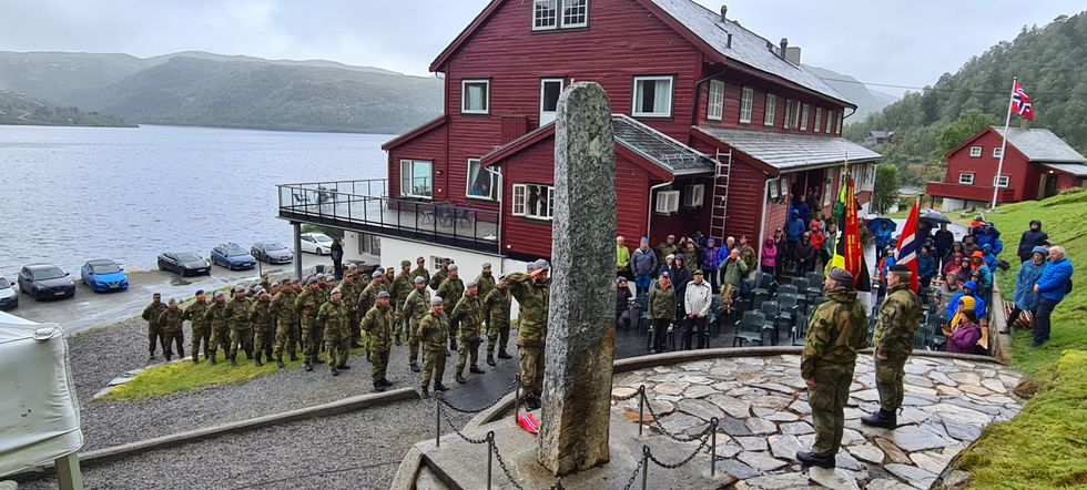 OPPSTILLING: Innsatsstyrken Bjørn Vest i oppstilling i Stordalen. (foto: Bjørnar Vik)
