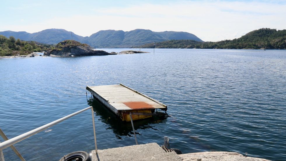 VEKK: Denne kommunale flytebryggja i Sollibotn er i så dårleg stand at den må rivast.