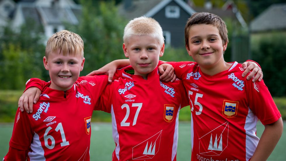 KAMPKLARE: Leo Nikolai Nese Olsen, Sverre Nes Hommedal og Vebjørn Julseth Lutentun er glade for at dei får lov til å spela fotballkampar att.