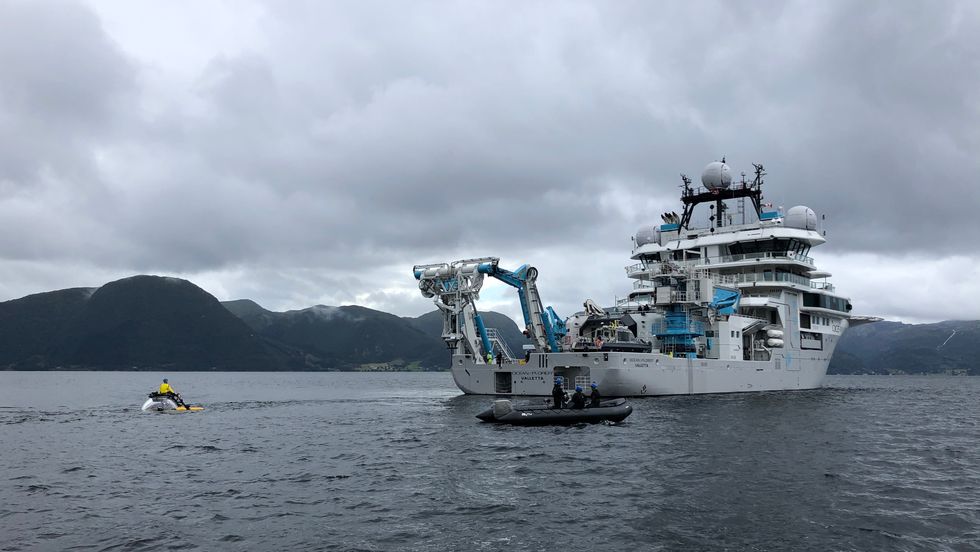 STORT: Det toppmoderne skipet har låge på fjorden i fleire dagar.