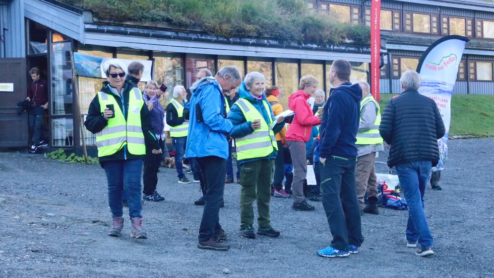 KAFFI: Fleire aksjonsgrupper mot vindkraft inviterte onsdag til frukostkaffi ved Dyrkolbotn fjellstove for å markere synest sitt overfor politikarar.