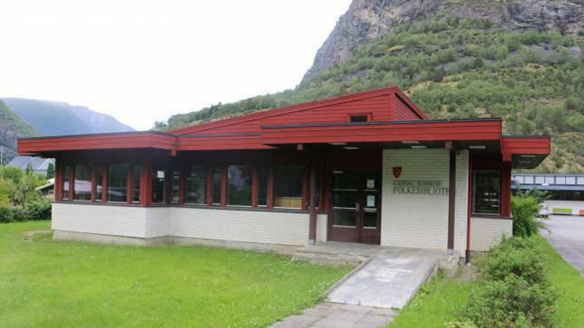 OMPLASSERAST: Folkebiblioteket er i dag lokalisert i skulebygget på Øyri. Drifta skal no flyttast ned i sentrum.
