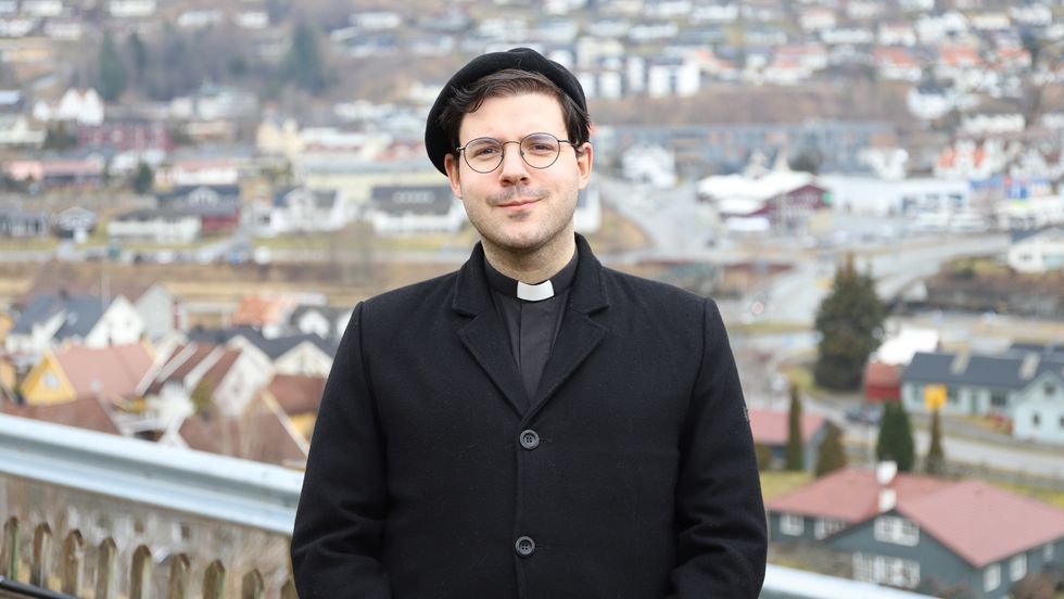 KRITISK: Det er fleire kvinnelige prestar i Sogn prosti. Likevel vurderer Mikael Bruun å slutte som prest om han må samarbeide med kvinnelige kollegaer.