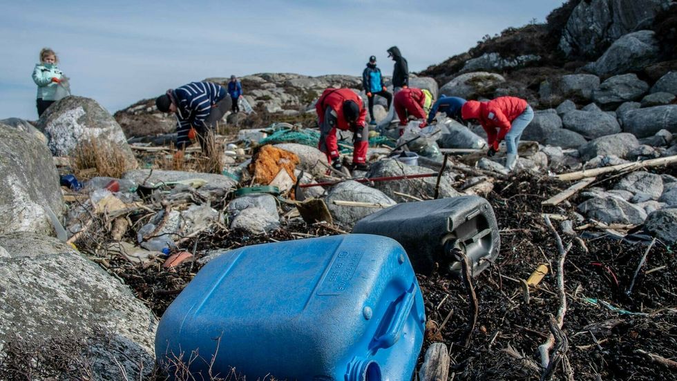 MYKJE: Ørjan Sandnes og Monica Bakkeli står bak prosjektet «Sognefjorden rein» der det vert samla plast i Gulen ytst i Sognefjorden. Det er mykje plast å finne.
