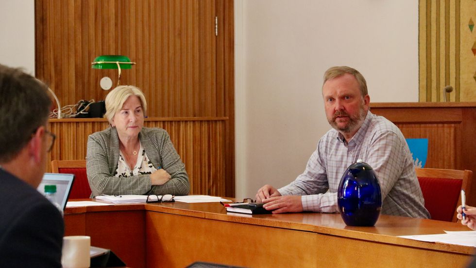 REKRUTTERING: Høyanger kommune treng å rekruttere fleire sjukepleiarar. Administrasjonen, her representert ved rådmann Kjellaug Ekse Brekkhus og personalsjef Arnvid Hovland, føreslår difor ei ny stipendordning.