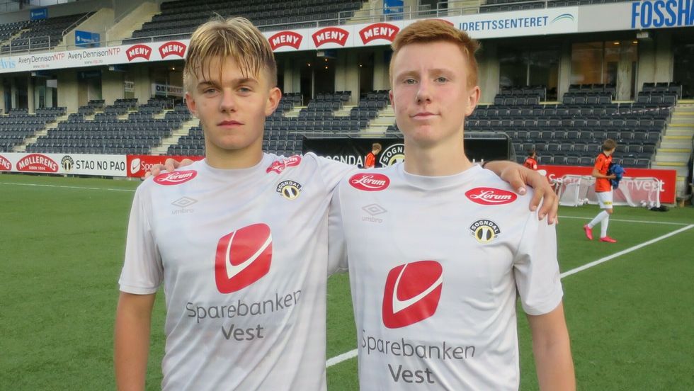 NESTE GENERASJON: Både Lidvin Hestetun frå Årdal (til venstre) og Marius Årøy frå Sogndal var med då eit ungt G 16-lag tysdag kveld tapte 1-2 for Åsane på Fosshaugane stadion. Lidvin reknar med å flytta til Sogndal for å satsa på fotballen neste år.