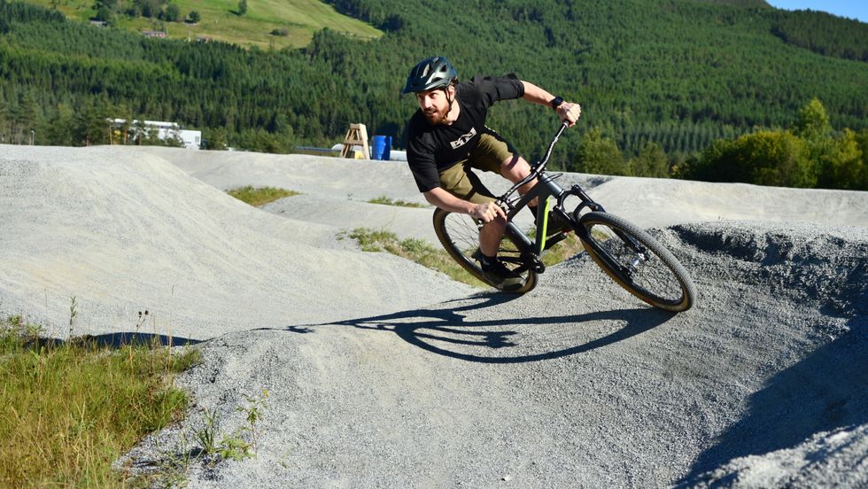 I FULL SVING: Sykkelbana på Kaupanger er ei av dei største i landet, men manglar asfaltering for å bli eit anlegg i nasjonal klasse. Det har leiar Petter Andreas Strøm tenkt å gjera noko med.