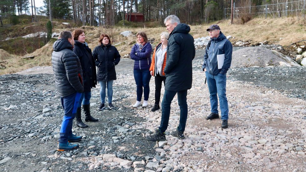 GJERDE: Planutvalet i Høyanger ber kommunen blant anna krevje eit permanent gjerde som sikring mellom gamlevegen og industriområdet Kvammen indre. Her frå synfaringa på området i mars.