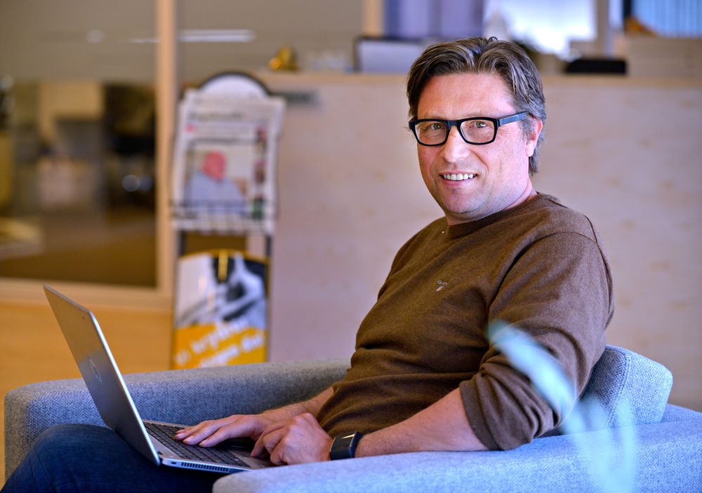 Jørn Steinmoen, redaktør i Laagendalsposten, vil ha flere yngre lesere.