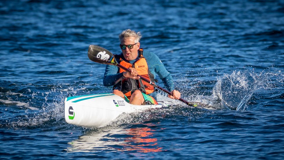 PERFEKT FOR FART OG BØLGER: – Surfski-kajakk er perfekt for både for fart og leik i bølger, seier Daniel Longfellow.