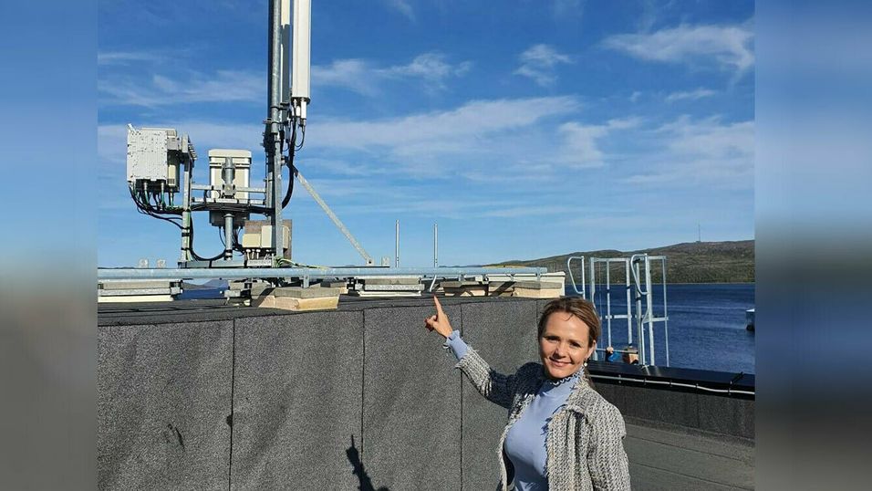 Distrikts- og digitaliseringsminister Linda Hofstad Helleland i Kirkenes, der hun fikk presentert de nye tiltakene for forsterket elektronisk kommunikasjon.