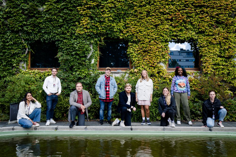 JOBBER FOR DE UNGE: Denne redaksjonen i NRK Nyheter jobber blant annet med Snapchat-utgaven. Fra venstre Bahare Viken, Ole N. Olsen, Alexander Slotten, Markus Hamletsen, Ole Andreas Laache Klevan, Stina Haugen, Fanny Klokkerud Odden, Sagal Guleid og Ingunn Andersen. OBS: Eirik Tufteland Kroken var i Bergen da bildet ble tatt.