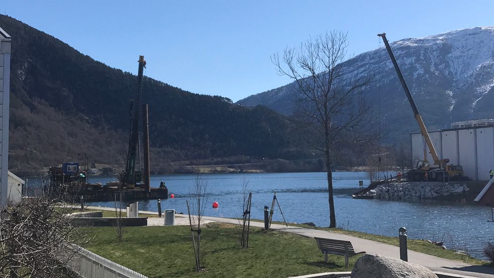 ÅRETS JULEGÅVE: Brua over Sogndalselvi skal stå klar i desember. Biletet er frå april då pælane som skal halda brupillarane kom på plass.