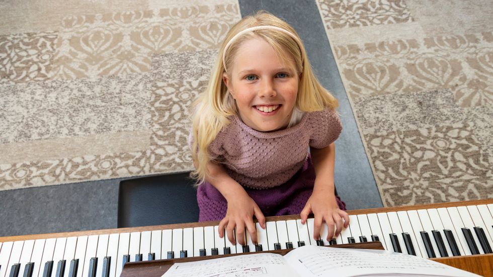 VIL SPELA PIANO: Eline frå Leikanger.