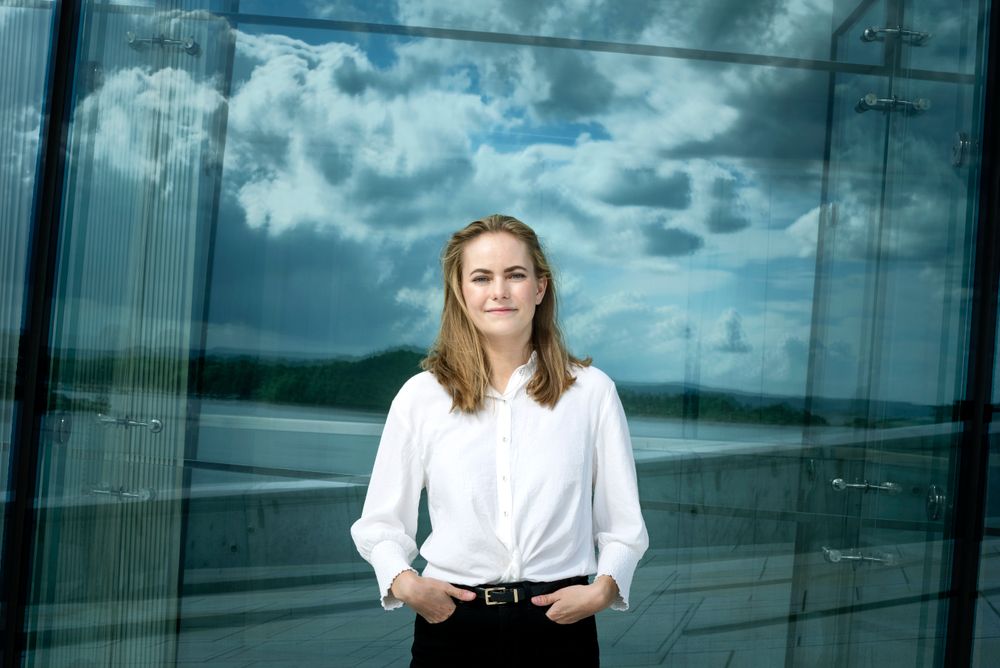 Nora Rydne fronter E24s nye podkast «Voksenpoeng med Nora».