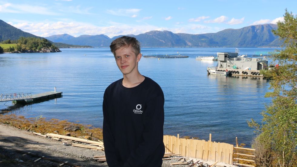 MÅ VERE PÅ: Adrian Ånneland kjenner seg ikkje aleine, sjølv om han er ny i ei lita bygd. – Det er ein god del på min alder her, så eg manglar ikkje så mykje på det sosiale. Det er berre at ein må oppsøke det, og vere påskrudd sjølv.