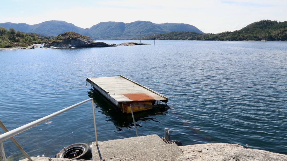 TILBAKE: Denne flytebryggja i Sollibotn vart i si tid gjeve til Gulen kommune frå Hisarøy grendelag. No ønskjer grendelaget å få tilbod om å få den tilbake dersom kommunen vil rive den.
