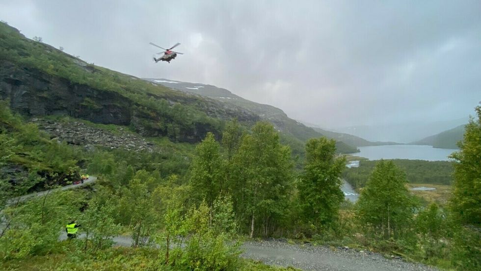 HELIKOPTER: Alle naudetatane var på plass på ulykkestaden. Aurland brannvern skryt også av innsatsen til dei Mesta-tilsette.