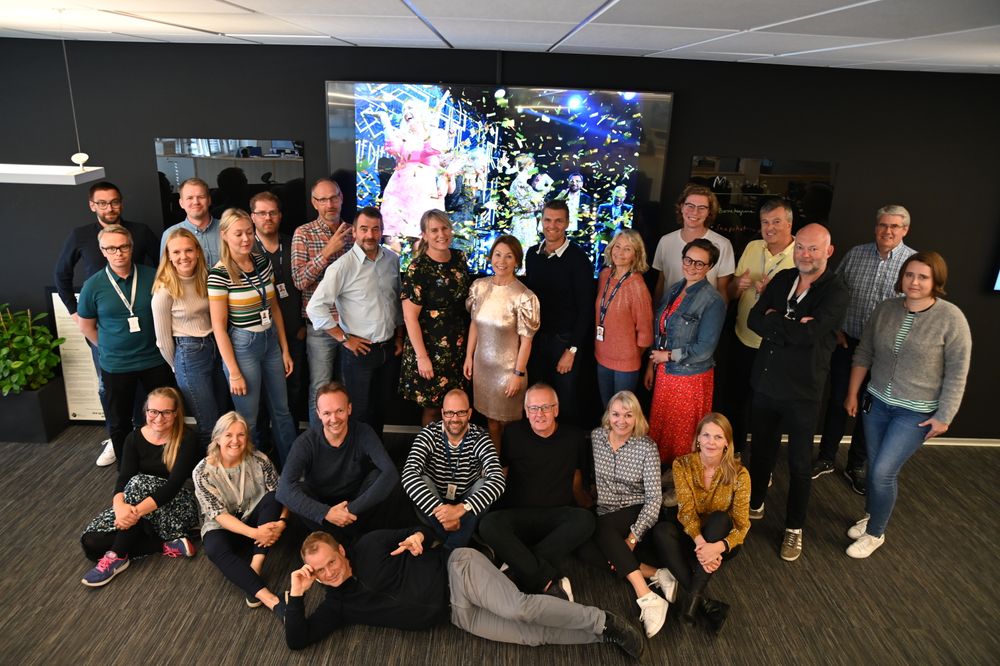Budstikka ble årets mediehus for 2019. Her er hele redaksjonen samlet.