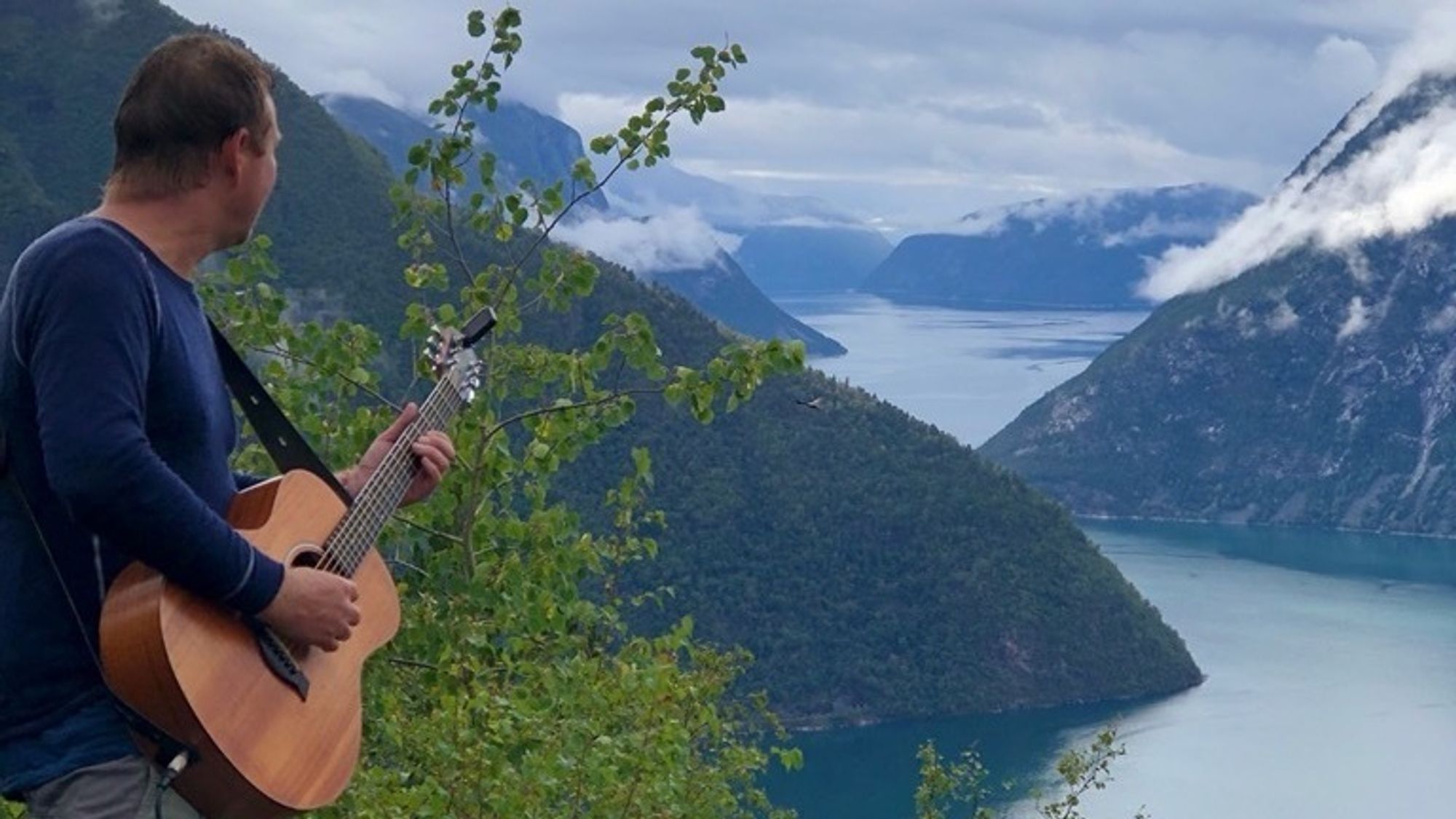 ALVORLEGE UNDERTONAR: I år handlar Fjelljom-arrangementet om meir enn å skapa blest rundt naturen Årdal har å by på. Første konsert i serien vart halden på Finnsåsen.