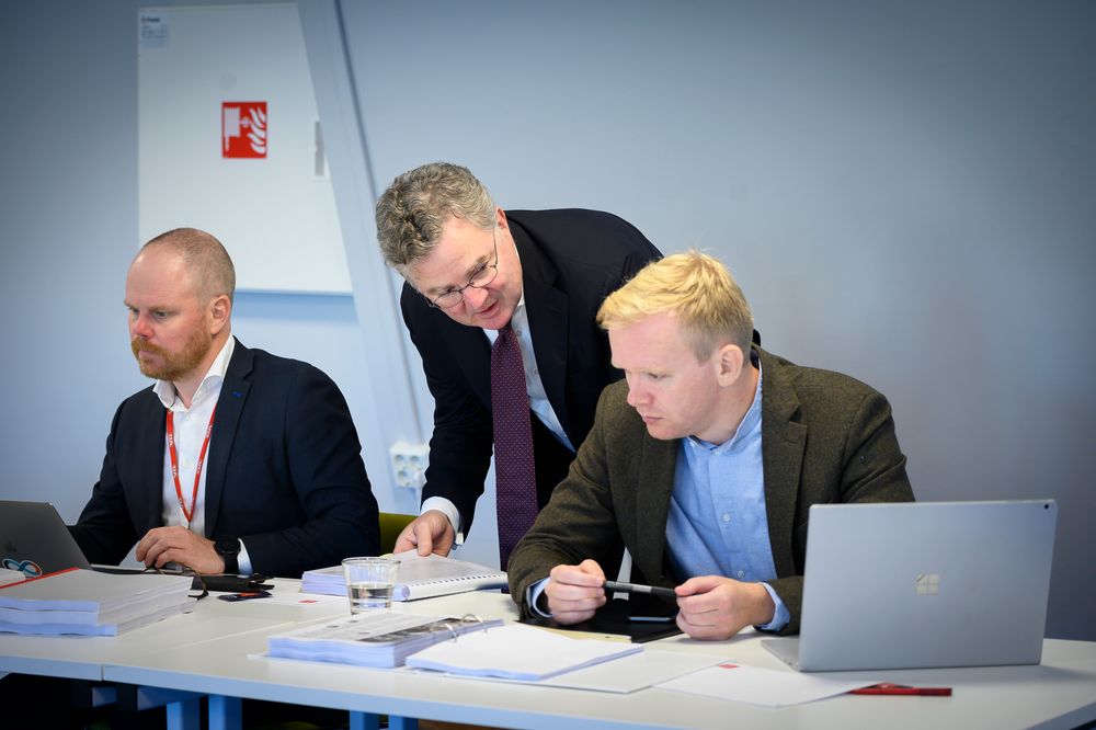 Sjefredaktør Gard Steiro i VG, advokat Halvard Helle og journalist Markus Tobiassen i VG. Her fra Oslo tingrett 8. september 2020.