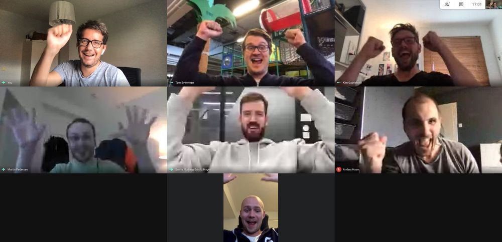 Jubelen sto i taket blant VGs utviklerteam da den nye fronten ble sluppet. Fra venstre oppe: Jarle Brenna, produktleder, Tom Byermoen, UX, Kim Gabrielsen, UX, Martin Pedersen, utvikler, Sverre Norberg Schulz Hagen, UX, Anders Haar, analyse og Mads Erik Forberg, utvikler. Kristine Hellem Aanstad, UX researcher i prosjektet var ikke til stede da bildet ble tatt.