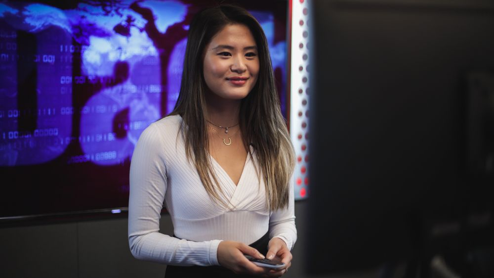 Radio Norge-programleder Julie Tran er en av dem som nå også lager videobulletiner for Dagbladet.