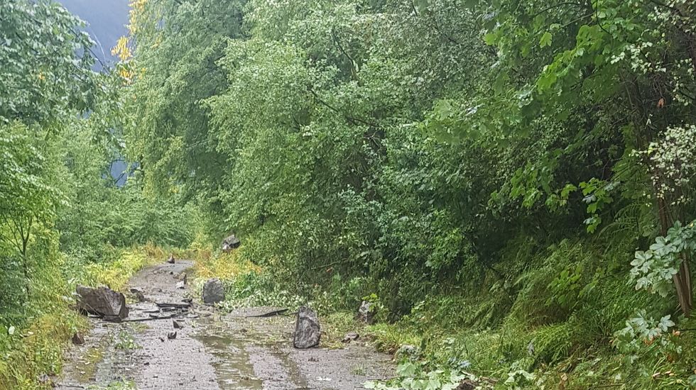 RAS: Turvegen vart råka av raset i Høyanger.